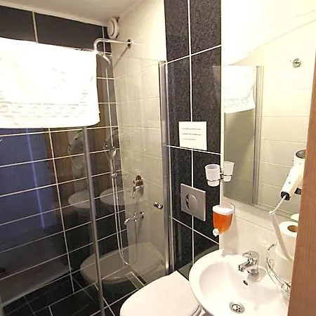 Metrohill Hotel *